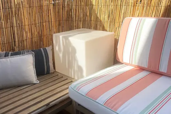 Coin balcon avec coussins rayés