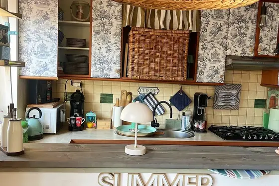 Bar de cuisine avec enseigne Summer