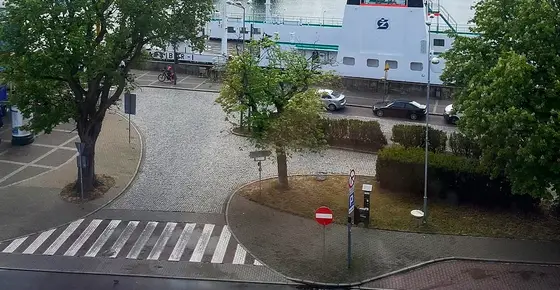 Vue sur le port et un ferry depuis l'appartement