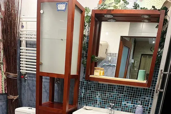 Salle de bain avec douche et mosaïque bleue