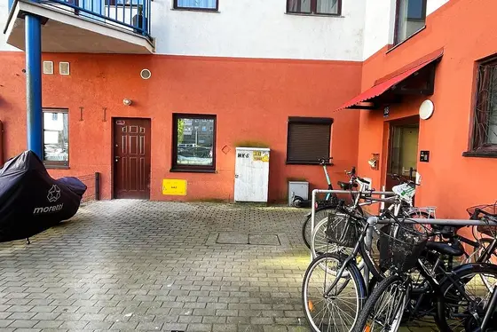 Vélos garés dans la cour de l'immeuble