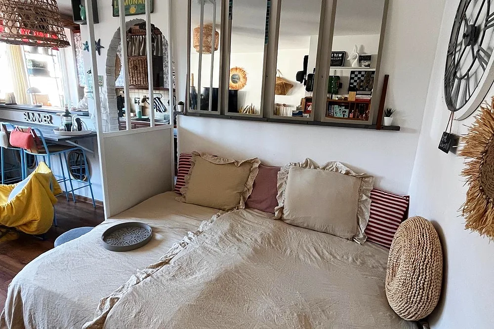 Verrière intérieure entre le salon et l'alcôve, miroirs et paniers en osier